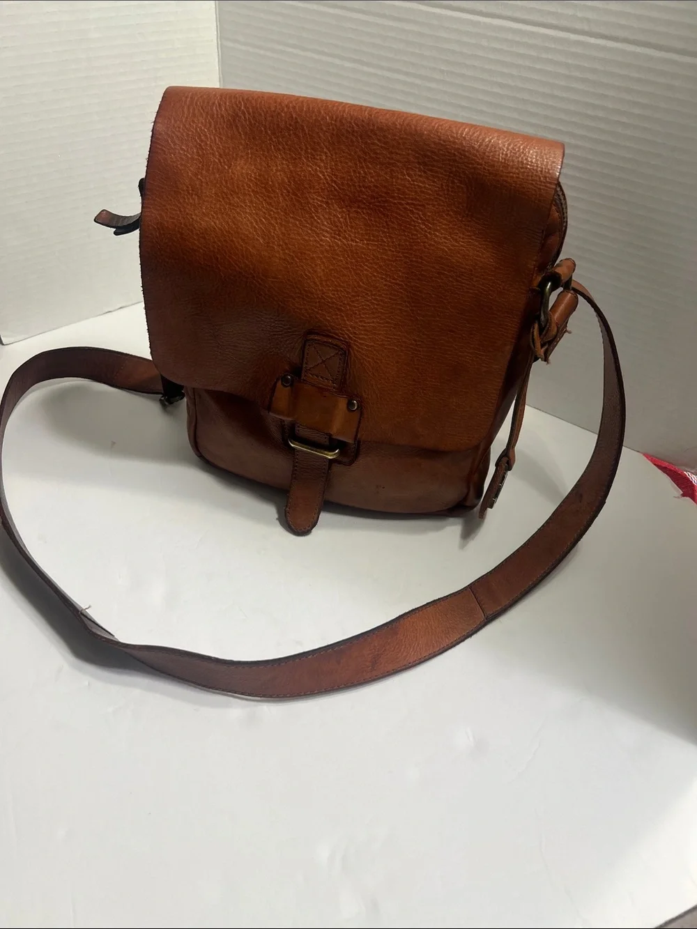 Men's Tan Leather Messenger Bag with Adjustable Strap